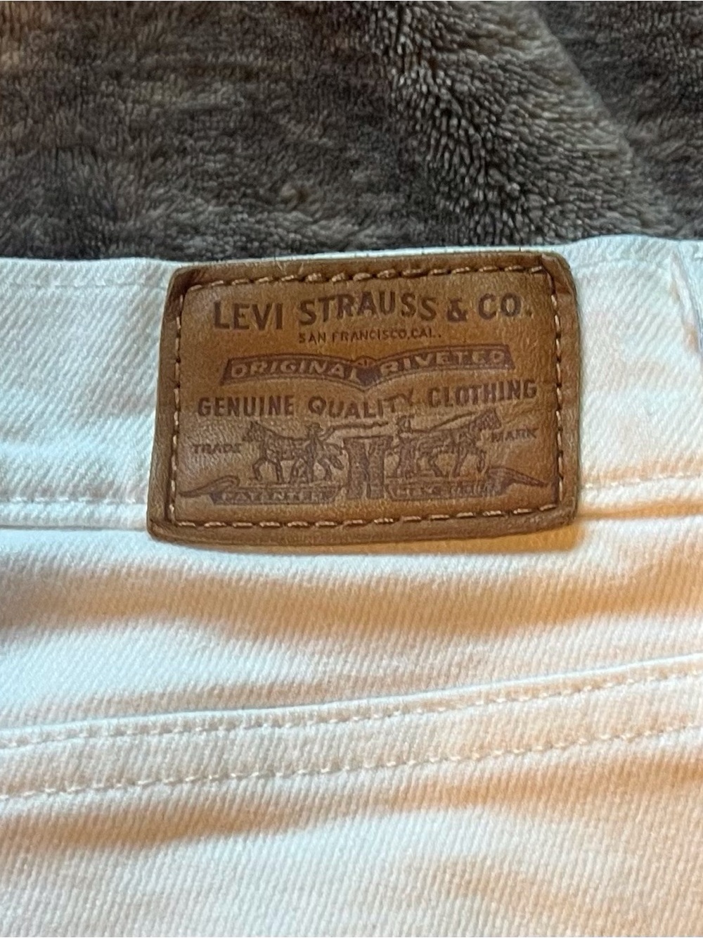 Signature by Levi Strauss White Cropped Ankle Jeans